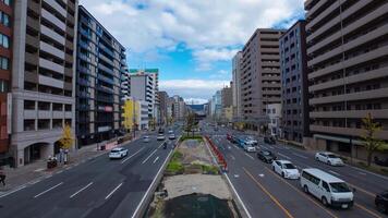 ein Zeitraffer von der Verkehr Marmelade beim das groß Allee im Kyoto breit Schuss Zoomen video