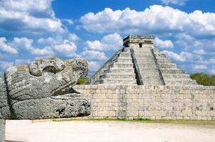 el kukulcan templo a Chichen itzá, preguntarse de el mundo foto