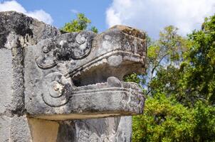 cerca arriba de un serpiente cabeza a Chichen itzá, preguntarse de el mundo foto