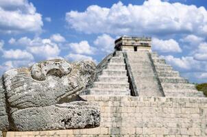 el kukulcan templo a Chichen itzá, preguntarse de el mundo foto