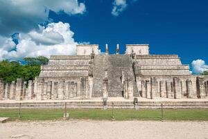 guerreros templo a Chichen itza foto