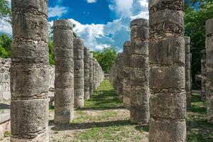 mil columna templo a Chichen itza foto