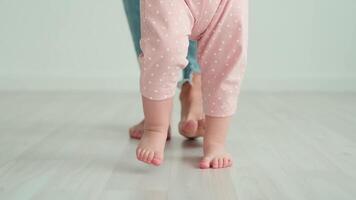 assistenza all'infanzia a casa, bambino protezione, nuovo vita, tempo libero con bambino. mamma insegna il bambino per camminare video