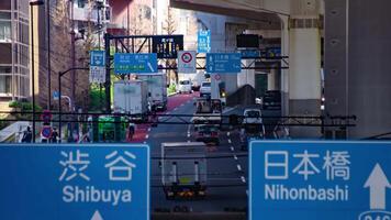 une laps de temps de circulation confiture à le ville rue dans tokyo téléobjectif coup inclinaison video