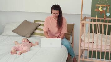 garde d'enfants à maison, enfant protection, Nouveau vie, loisir avec bébé. occupé maman travaux en utilisant portable tandis que bébé dort suivant à son. video