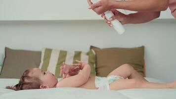 kinderopvang Bij huis, kind bescherming, nieuw leven, vrije tijd met baby. mam is van toepassing vochtinbrengende crème naar baby's huid video