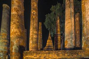 paisaje histórico parque en Tailandia a noche. el antiguo templo ese regalos humanos es situado en de tailandia histórico ciudad. mundo herencia. foto