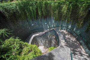 el túnel espiral pasarela Guías a un suelo entrando a fuerte envase parque en Singapur. foto