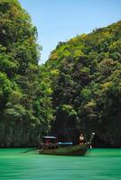 krabi, tailandia, 2017 - aéreo panorama de de tailandia verde, lozano tropical isla, nacional parque isla, con azul y aguamarina el mar, y nubes brillante por luz de sol en el antecedentes. foto