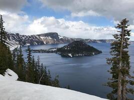 cráter lago con mago isla invierno foto