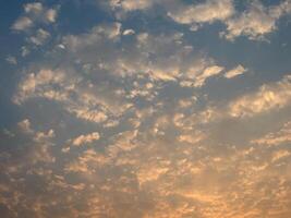 maravilloso cielo y azul nube espacio con dulce ligero foto