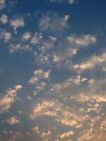 maravilloso cielo y azul nube espacio con dulce ligero foto