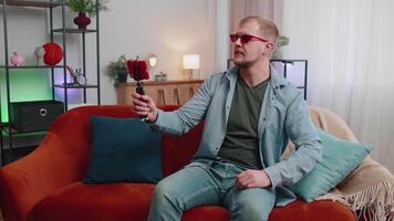 Mann Blogger Influencer nehmen Selfie auf Smartphone, machen virtuell Sozial Medien Video online beim Zuhause