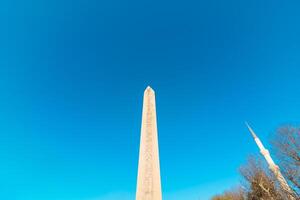 obelisco de teodosio y alminar de sultanahmet mezquita en Estanbul foto