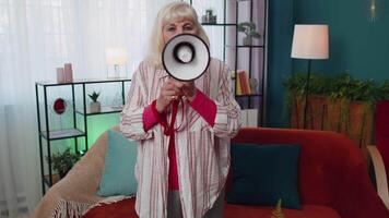 senior gammal mormor skrika i megafon högtalare tillkännager rabatter verklig egendom försäljning skynda upp video