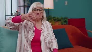 Senior mulher mostrando polegares baixa placa gesto expressando descontentamento desaprovação insatisfeito não gostar video