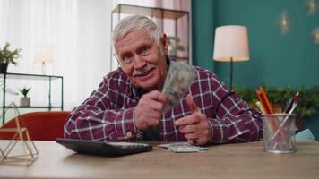 Lycklig farfar man räkning beräknande kontanter pengar dollar planera kostnader finansiell budget video