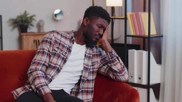 africano americano hombre a hogar sufre desde injusto situación problema, descanso arriba, deprimido, sensación malo video
