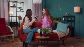 Mädchen freunde Geschwister Klirren Brille von Wein Jubel, Trinken, feiern Geburtstag Zuhause Party video