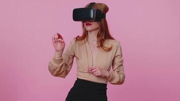 flicka använder sig av virtuell verklighet trogen teknologi vr headsetet hjälm till spela simulering 3d video spel