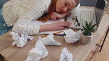 fatigué femme à Accueil Bureau chute endormi sur table avec portable ordinateur, froissé feuilles de papier video