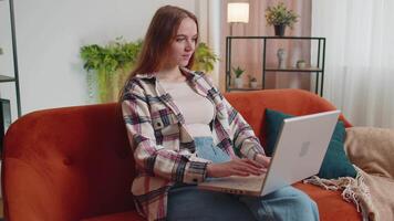 jung Erwachsene Frau beim Zuhause Büro verwenden Laptop pc Tippen Surfen sagen Beeindruckend Ja gefunden aus großartig groß Sieg video