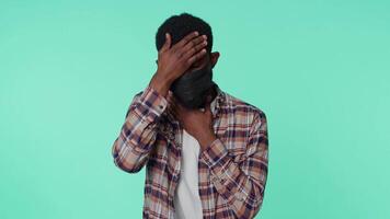 ung man bär medicinsk mask hosta lidande från bronkit astma allergi coronavirus sjukdom video