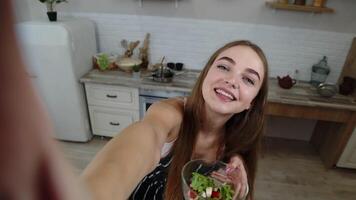 pov schot van blogger meisje maken foto's, nemen selfies met salade voor sociaal media Aan mobiel telefoon video