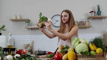 Mädchen empfehlen Essen roh Gemüse Lebensmittel. zeigen Brokkoli und Blumenkohl. Gewicht Verlust, Diät video