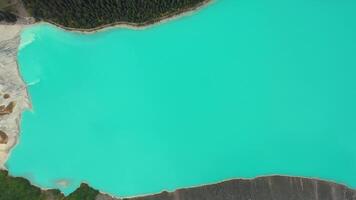 Antenne Aussicht von See Louise, mit es ist spektakulär Türkis Farbe. video