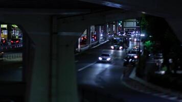 un noche lapso de tiempo de el miniatura tráfico mermelada a el urbano calle en tokio video