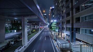 un noche lapso de tiempo de el tráfico mermelada a el urbano calle en tokio amplio Disparo video