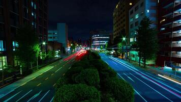 en natt Timelapse av de trafik sylt på de stadens centrum gata i tokyo bred skott video