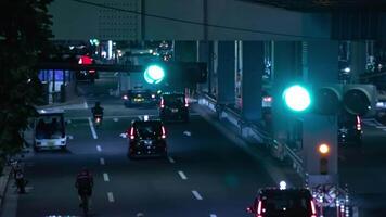 un noche lapso de tiempo de el tráfico mermelada a el urbano calle en tokio largo Disparo video