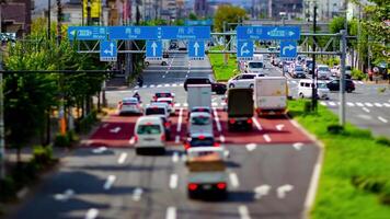 un' lasso di tempo di il miniatura traffico marmellata a il urbano strada nel tokyo video