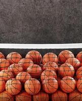 varios baloncesto pelotas en el neto. cemento antecedentes. foto