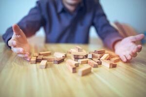 negocio estrategia concepto con manos jugando un de madera bloquear torre juego, simbolizando riesgo y estabilidad. planificación riesgo administración foto