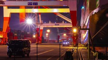 ein Nacht Zeitraffer von Kran in der Nähe von das Container Hafen im Tokyo Schwenken video