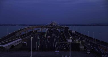 un' crepuscolo traffico marmellata su il autostrada a tokyo baia la zona nel chiba video