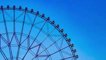 une laps de temps de ferris roue à le parc derrière le bleu ciel téléobjectif coup Zoom video