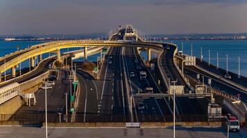 un' crepuscolo lasso di tempo di traffico marmellata su il autostrada a tokyo baia la zona nel chiba inclinazione video