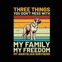 Tres cosas usted no lo hagas lío con mi familia mi libertad mi anatolian pastor perro retro camiseta diseño vector