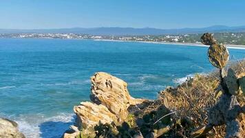 lindo pedras falésias Visão ondas às de praia costa panorama México. video