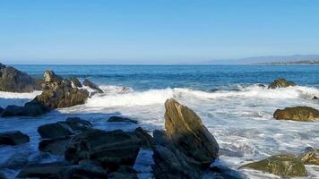 magnifique rochers falaises vue vagues à plage côte panorama Mexique. video