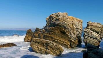 mooi rotsen kliffen visie golven Bij strand kust panorama Mexico. video