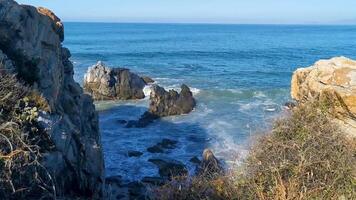 mooi rotsen kliffen visie golven Bij strand kust panorama Mexico. video