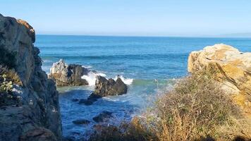 hermosa rocas acantilados ver olas a playa costa panorama México. video