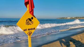 bandera roja prohibido nadar olas altas en puerto escondido mexico. video