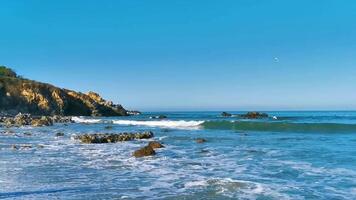 lindo pedras falésias Visão ondas às de praia costa panorama México. video