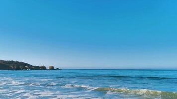 extreem reusachtig groot surfer golven Bij strand puerto escondido Mexico. video